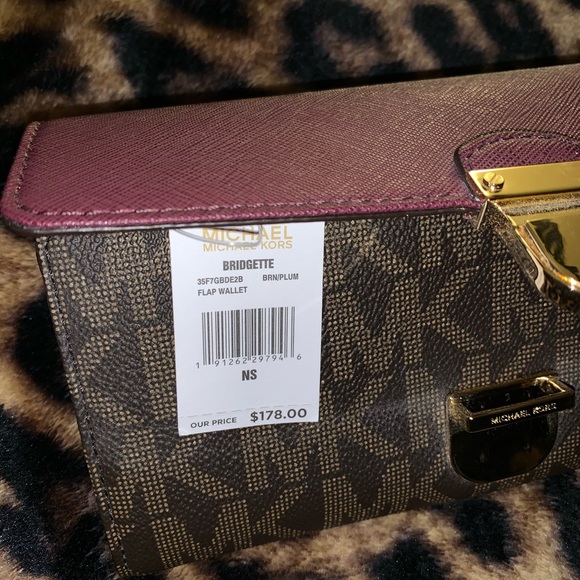 Michael Kors Flap Wallet - Picture 4 of 5